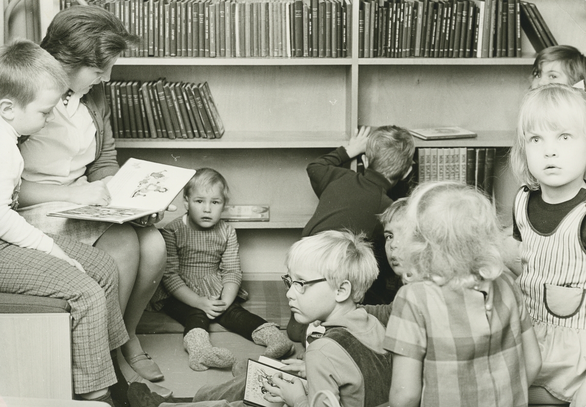 Interiörbild. Sagostund för barn på biblioteket, Mariaplan 1969.
Personer: okända