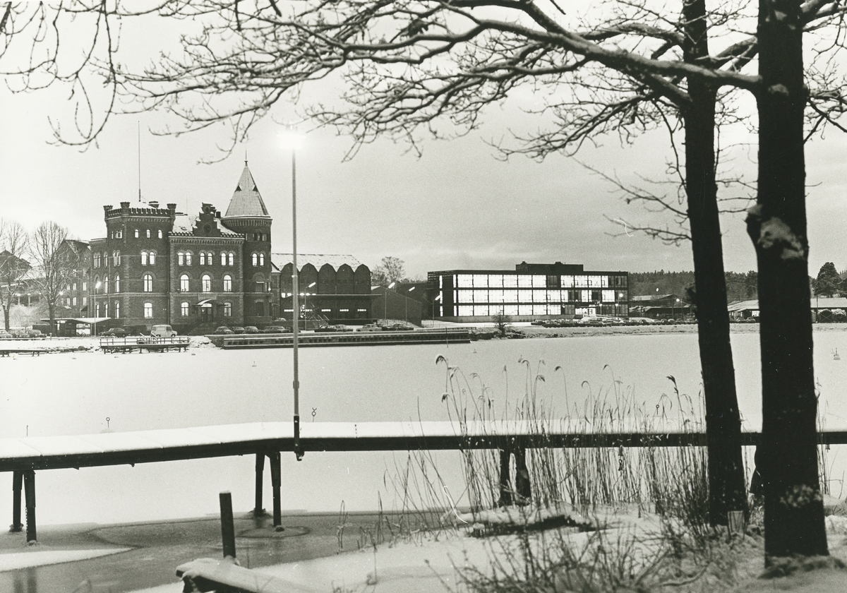 Exteriör. Huvudkontoret för Gustavsbergs Fabriker AB t.v. och TEC eller Tekniskt Center t.h., i folkmun kallat Glashuset, byggt 1971.