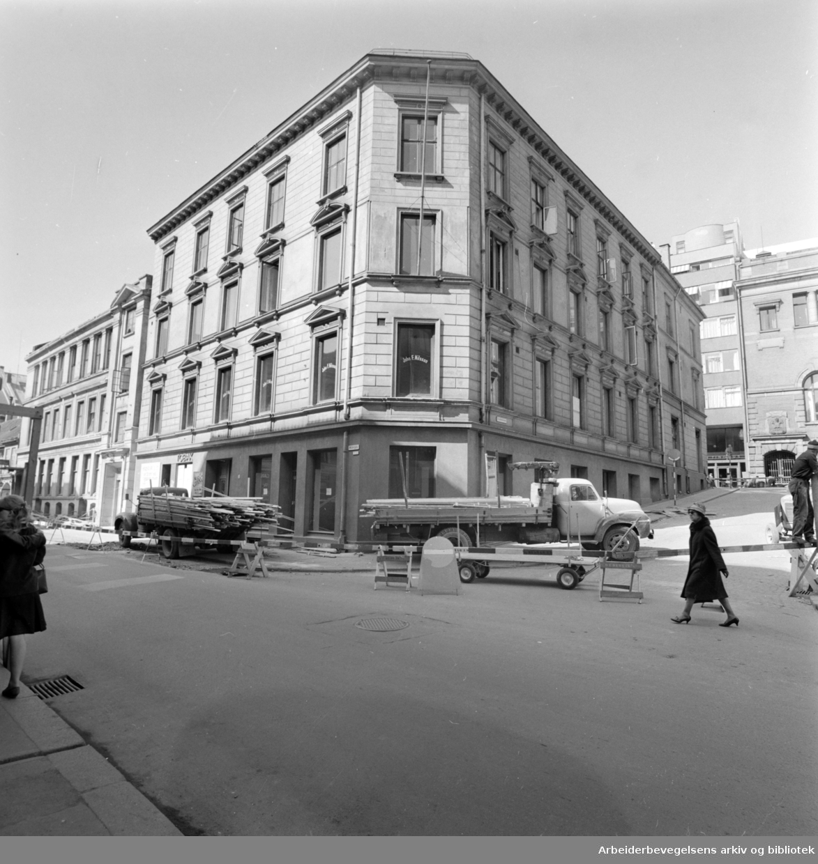 Møllergata 3. som eies av Norsk Arbeidsmandsforbund.skal rives, og tidsmessig bygg skal reises. Mai 1965