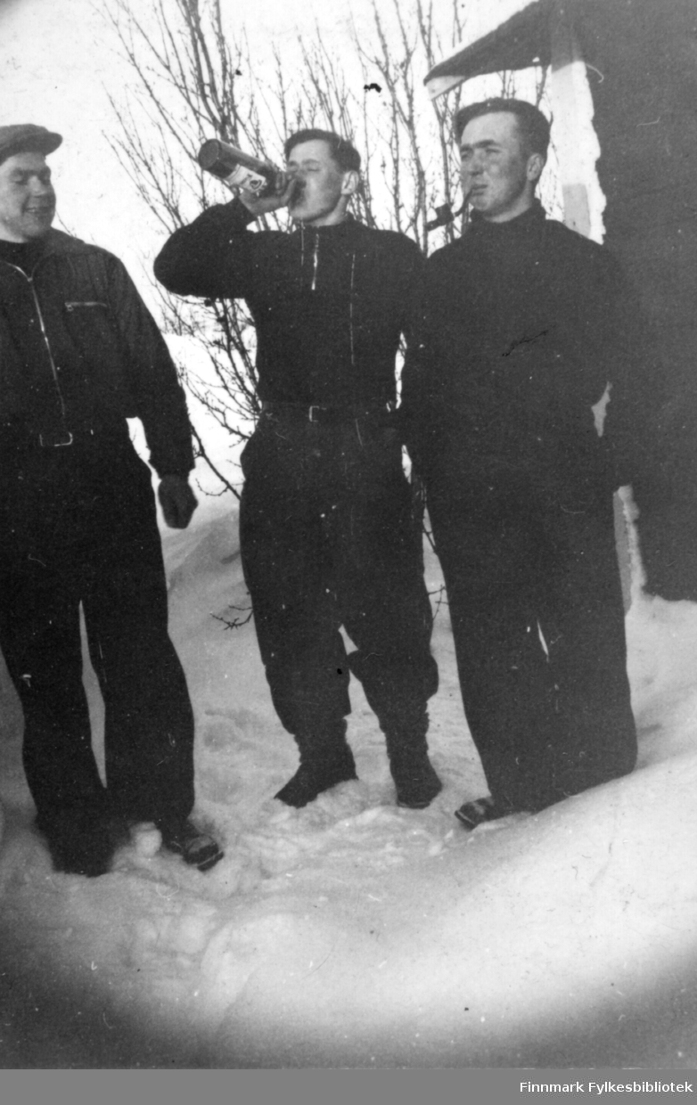 Alf, Hilmar og Arne ved Langvannet. Familiealbum tilhørende familien Klemetsen. Utlånt av Trygve Klemetsen. Periode: 1930-1960.
