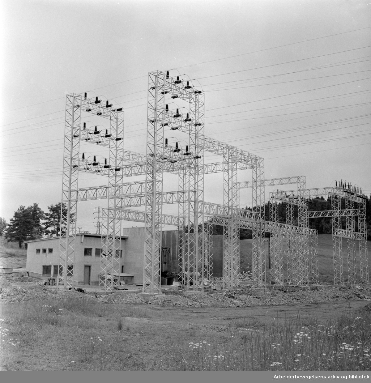 Manglerud. Abildsø understasjon i Plogveien 100. Juli 1957