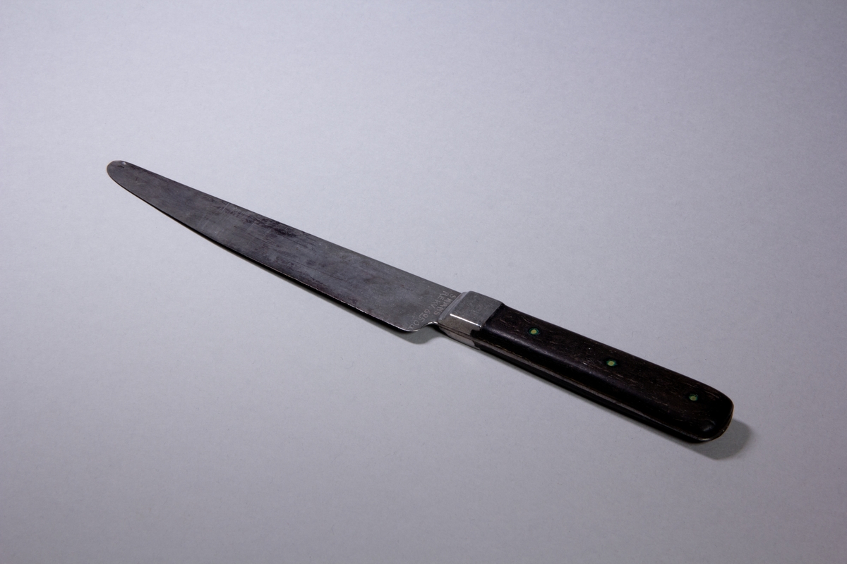 Bordskniv med blad av rostfritt stål, handtag av mörkt trä, fastsatt med nitar.