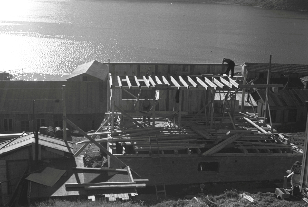 Gjenreisning. En bygning settes opp i Honningsvåg. 1946/47.