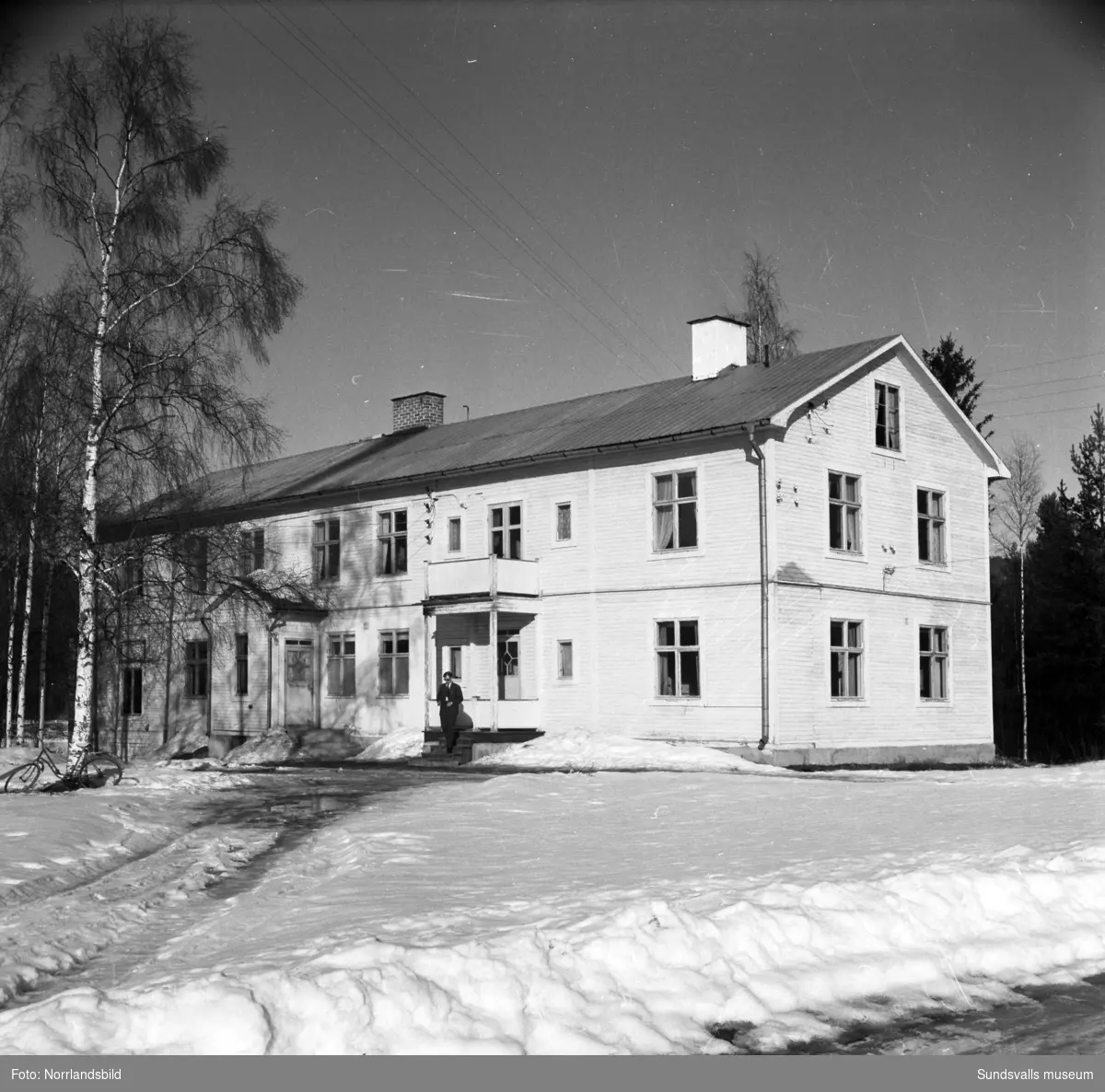 Länkhemmet Öjegården i Erikslund, Exteriörbilder av byggnaderna, bygge av träekor och sömnadsarbete.