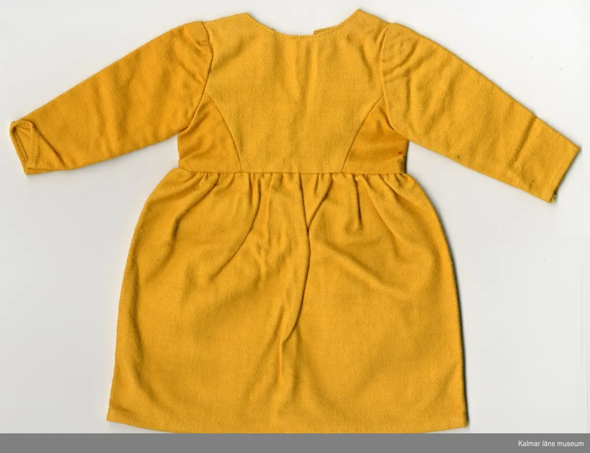 KLM 28082:103. Dockklänning, dam, av textil, bomull. Del av dräkt, består av en klänning, gul. Nationaldräkt från: Dalarna.