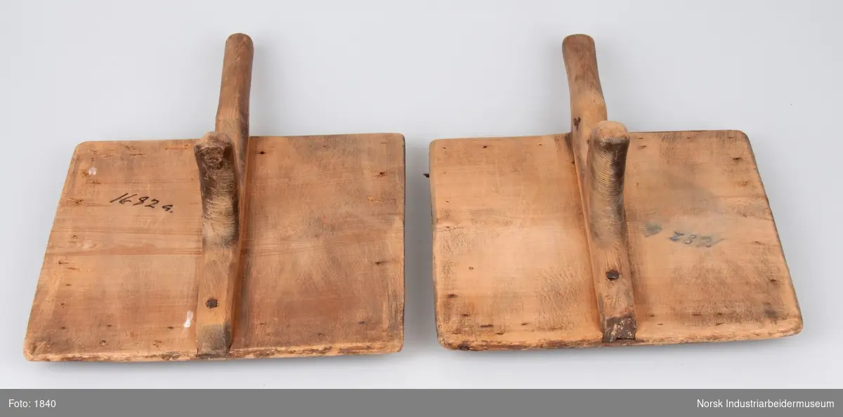 Form: Plater med håndtak med oppstående "horn".
