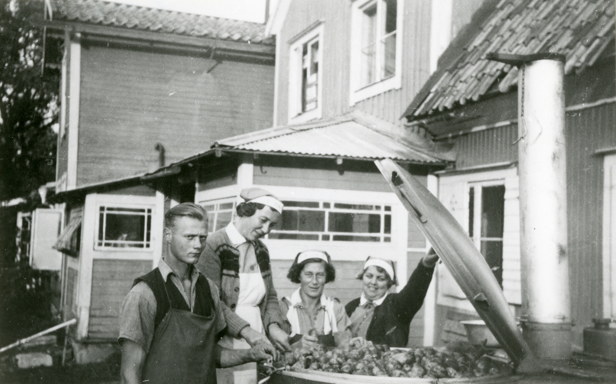 Marinlottor med estniska flyktingar, Furusund oktober 1944. Utanför restaurantens (brann 1950) köksdel.
Namngivna är:
Carin Dahlström, Margit Ohlin och Ester Jansson (längst till höger i bild).