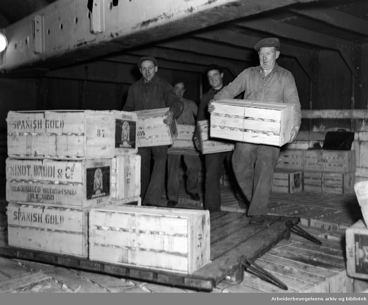 Havna. Bryggearbeidere, lasting og lossing. Lossing av appelsiner. November 1949.