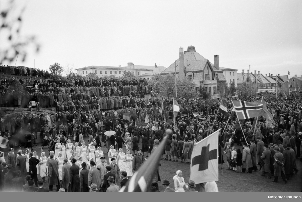 Foto trolig fra feiringen for avslutningen på 2. verdenskrig i Kristiansund - muligens 17. mai 1945. Fra Sverdrupsamlingen ved Nordmøre museums fotosamlinger.