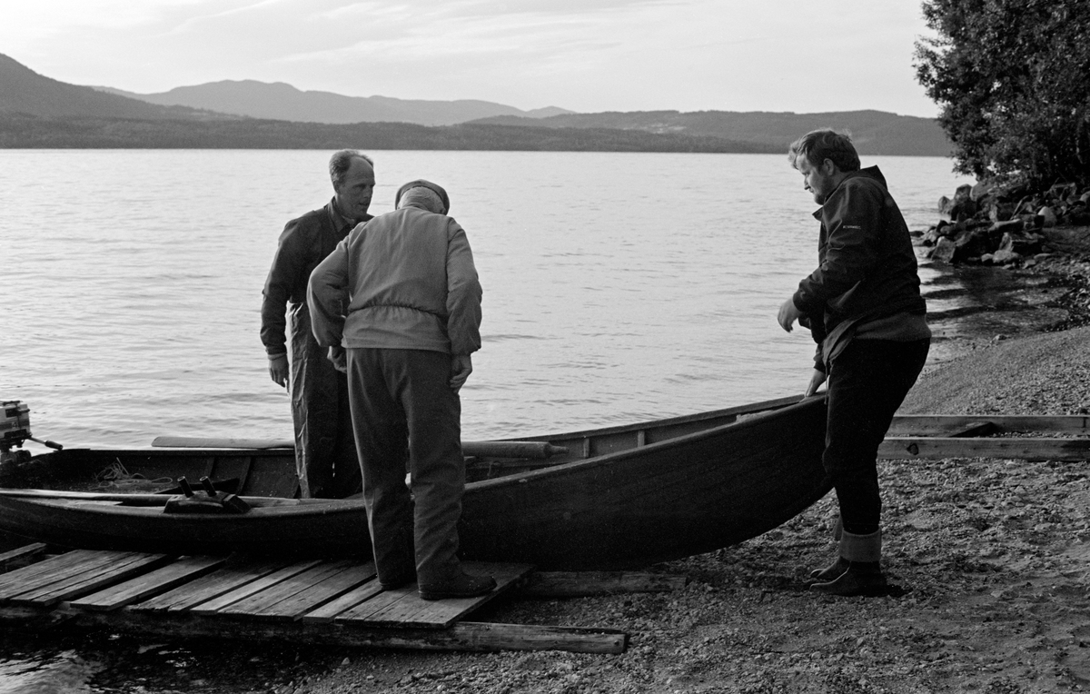 Oppfløfiske i Randsfjorden. Iver Baksrud og hans sønn. Fiske i Randsfjorden. Innlandsfiske med båt.