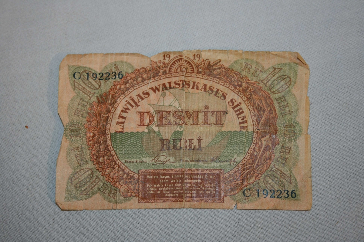 Rektangulær 10-rubelsetel frå Latvia 1919. Noko brett og riven.