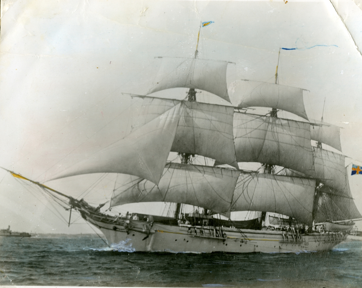 Skeppsgossefartyget Jarramas till sjöss, sett från babord sida