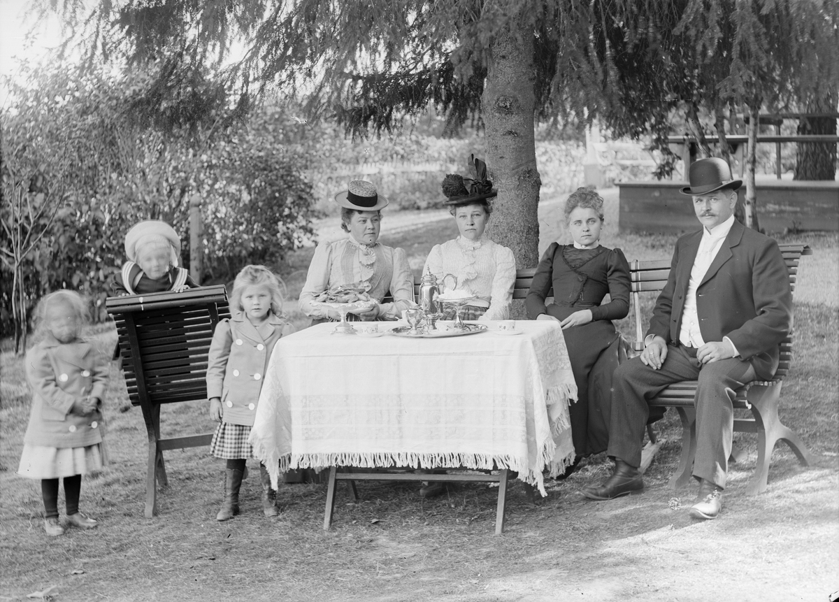 Handlarna Anders Strandberg och Viktor Söderberg med familjer och vänner, Haga, Marielund, Funbo socken, Uppland omkring 1900