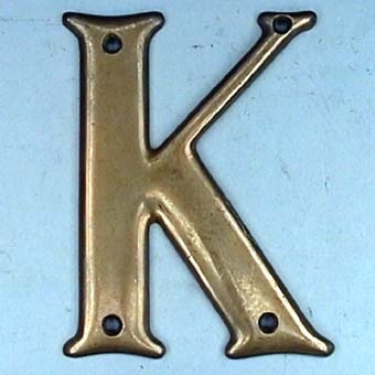 Vagnsemblem i form av bokstaven K av mässing.

Det finns flera bokstäver registrerade som tillsammans bildar ordet KLASS men är registrerade var för sig.