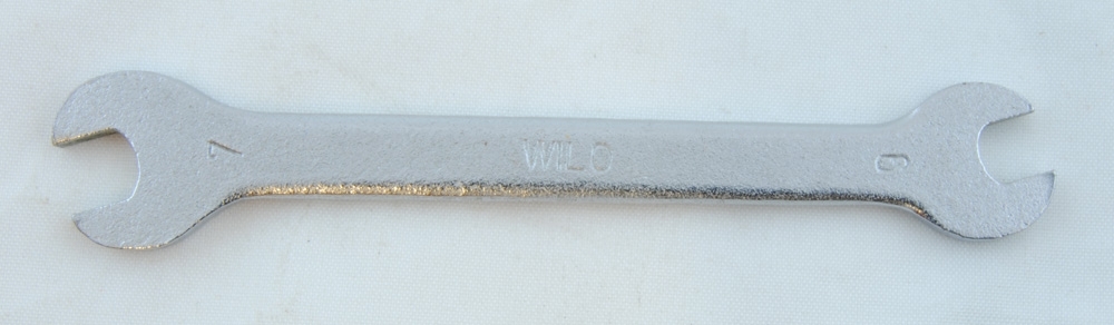Fast nyckel med nyckel i båda ändar, storlek 6 och 7. Märkt "WILO" samt "6" och "7".

Modell/Fabrikat/typ: 6, 7