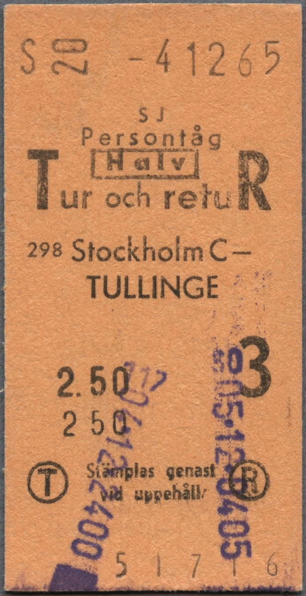 Brun Edmonsonsk biljett med tryckt text i svart:
"SJ Persontåg HALV Tur och retuR 
Stockholm C-TULLINGE
2.50 3 
Stämplas genast vid uppehåll".
Ordet "HALV" är inramat. Nedre delen av biljetten har ett stort f, på vänster sida och ett å på höger sida, som står inom svarta cirklar. Biljetten har datumet "4 12 65" stämplat i svart, högst upp. Längst ner står biljettnumret "51716". Det finns lilafärgade siffror efter en stämpel. 
Det finns två dubbletter med andra biljettnummer och den ena har annat datum, än originalbiljetten.
