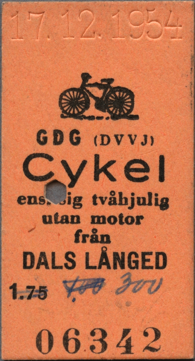 Brun Edmonsonsk biljett med tryckt text i svart:
"GDG (DVVJ) Cykel
ensitsig tvåhjulig utan motor
från DALS LÅNGED 300".
Biljetten har datumet "17.12.1954" präglat längst upp och ovanför den tryckta texten finns en figur föreställande en cykel. Det ursprungliga priset "1.75" har ändrats och strukits över två gånger med blyertspenna. Allra längst ner står biljettnumret "06342". Bolaget "DVVJ" som står inom parentes är förkortning för Dal-Västra Värmlands Järnväg. En biljettång har stansat ett hål. 
Det finns en dubblett med annat bolag inom parentes, resväg och biljettnummer.