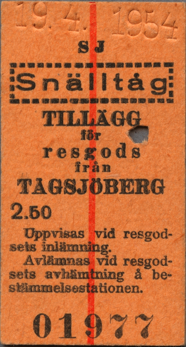 Brun Edmonsonsk biljett med tryckt text i svart:
"SJ Snälltåg
TILLÄGG för resgods från TÅGSJÖBERG 2.50
Uppvisas vid resgodsets inlämning. Avlämnas vid resgodsets avhämtning å bestämmelsestationen.".
Biljetten har datumet "19.4.1954" präglat längst upp och "snälltåg" står innanför en streckad ram. På mitten, uppifrån och ner löper ett rött streck. Längst ner står biljettnumret "01977". En biljettång har stansat ett hål. 
Det finns en dubblett med annat årtal, resväg och biljettnummer.