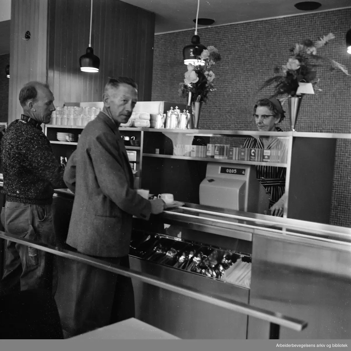 Folkets Hus. Torbjørn Johnsen og Asta Langved i Folkets Hus kafeteria. August 1962