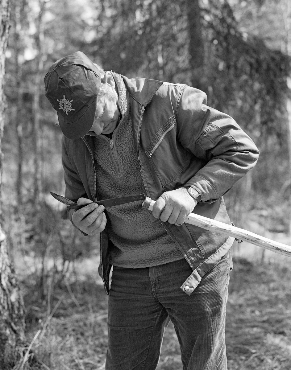 Tømmerfløter Kåre Kvernmo (1925-1998) skjefter fløterhake ved Stenbekkoia i Engerdal, Trysilelva. Bildet ble tatt våren 1986.