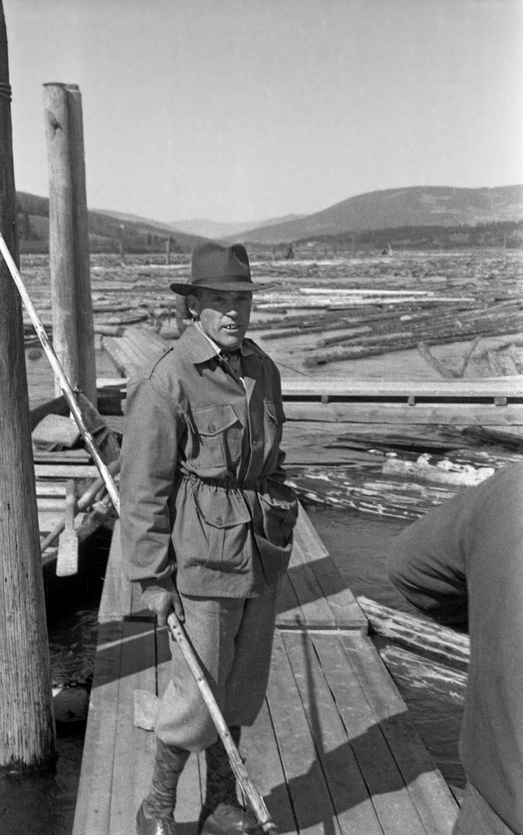 Oppsynsmann Nils Wethe (1894-1986) fotografert på en av flåtegangene ved Lillehammer lense i 1952.  Wethe hadde vindjakke på overkroppen, nikkersbukser på beina og filthatt på hodet.  I den ene handa holdt han en langskaftet fløterhake, som ble brukt under sortering etter eiermerker på tømmerstokker og når stokkene skulle sendes ned til mosemaskinen (soppeapparatet) som buntet tømmeret med tanke på buksering over Mjøsa.

Nils Wethe var født i Rakkerstad i Østfold, men levde mesteparten av sitt voksne liv i Eidsberg, der han fra 1918 var oppsynsmann ved Nes lense. Denne posisjonen hadde han også etter at lenseanlegget i andre halvdel av 1930-åra ble flyttet til Glennetangen. I 1952, da dette fotografiet ble tatt, var han konsulent ved ombygging av lenseanlegget på Lillehammer.