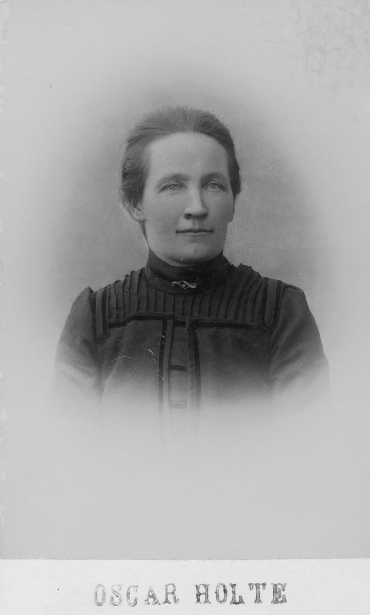 Portrett av kvinne - Oline Olsdatter Foldshaugmoen, født Tangmoen (31.12.1872-31.3.1949)