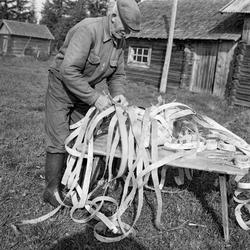 August Herstadhagen (1886-1977) fra Elverum demonstrerer kon