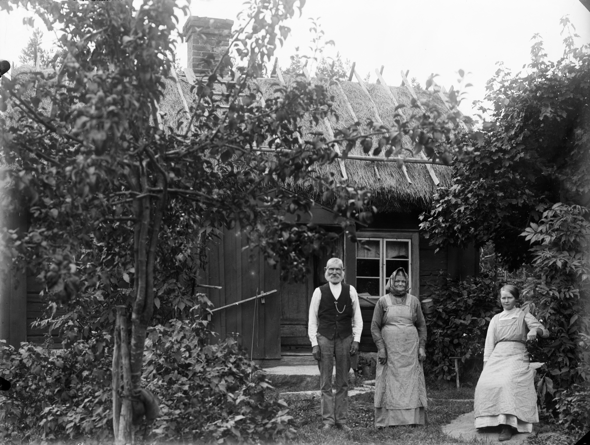 Ekroths och Elsa Andersson framför huset, Uppland