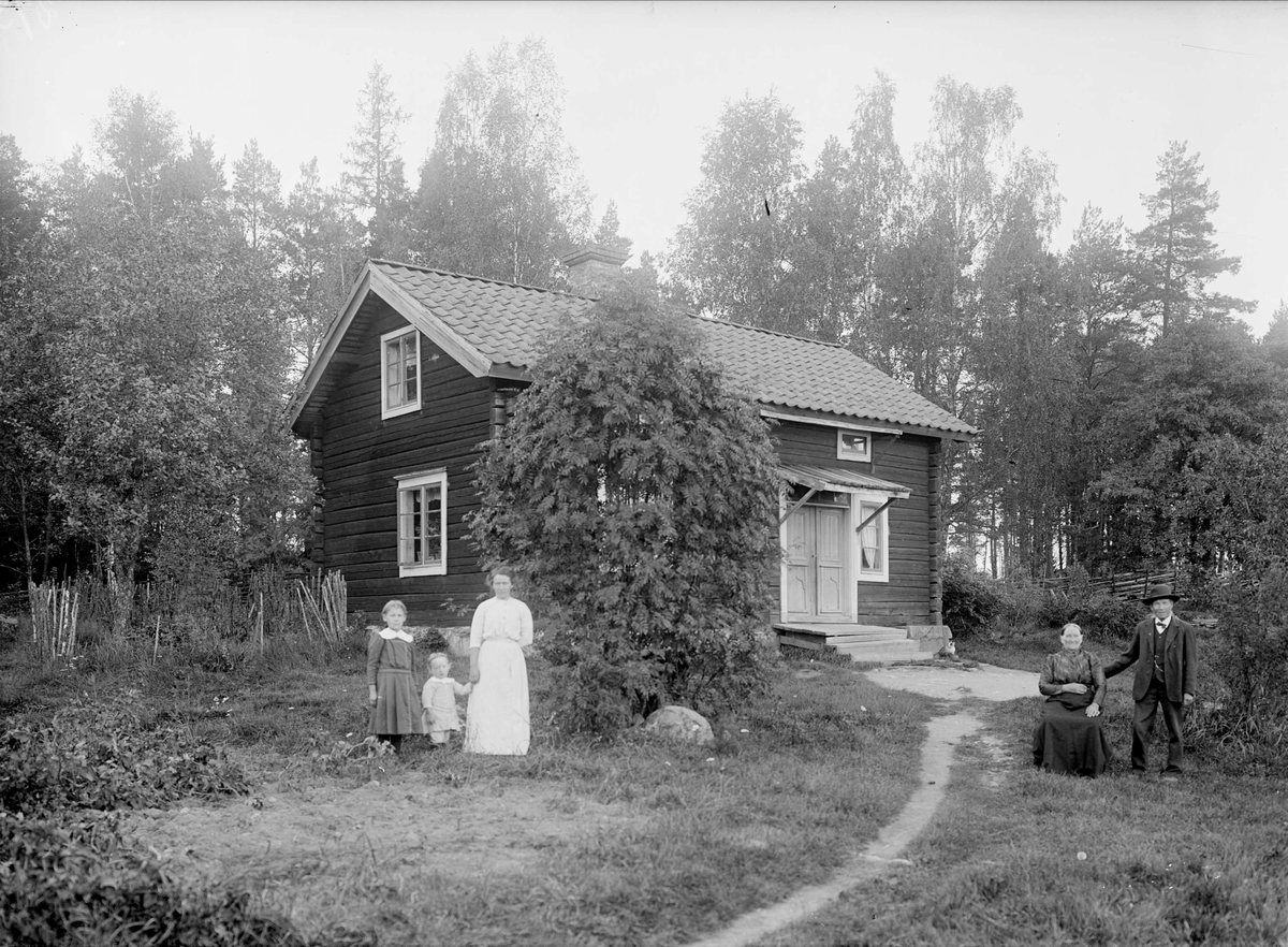 Signe Johansson med barn samt Charlotta och Anders Sahlin, Sörbotorp, Tärna socken, Uppland