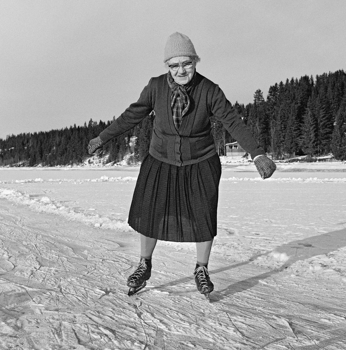 Da 84-årige Karoline Nergaard (1884-1980) fra Søre Osen i Trysil kommune, fotografert med skøyter på beina på Osensjøen vinteren 1964.  Karoline var ellers kledd i et mørkt skjørt med ei tynn ulljakke på overkroppen, skjerf i halsen, ullvotter på hendene og lue på hodet.  TKaroline tilhørte en generasjon som hadde brukt skøytene som framkomtmiddel på sjøen vinterstid, og hun likte å holde seg i form også i en alder der få andre, spesielt kvinner, gikk på skøyter.  Denne aktiviteten vakte en del oppmerksomhet i lokalpressen, noe som resulterte i at Karoline 18. februar 1964 ble hovedperson i en fjernsynsreportasje der også eliteløperen Per Ivar Moe var med.

Noe mer informasjon om Karoline Nergaard og hennes skøyeinteresse finnes under fanen «Opplysninger».