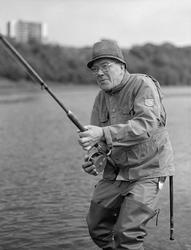 Asbjørn Hørgård (1910-2001), fotografert under fluefiske i e
