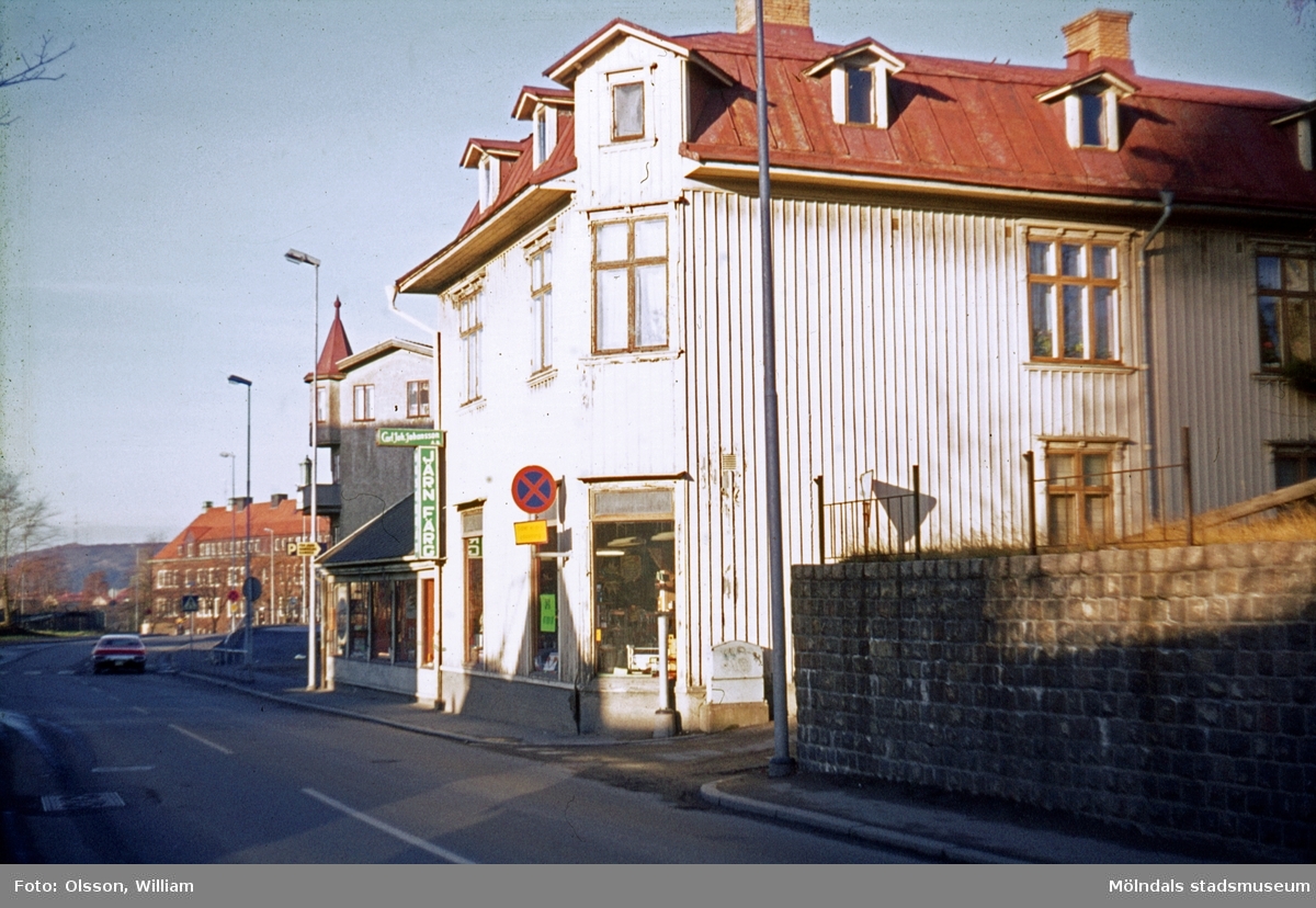 C. J. Johanssons Järnhandel på Kvarnbygatan 27, okänt årtal. I bakgrunden ses Kvarnbyskolan (röd tegelbyggnad).