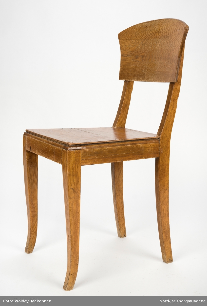 Enkel stol i lakkert finer, uten armledner. Ryggstøplaten med en fint buet overkant.
