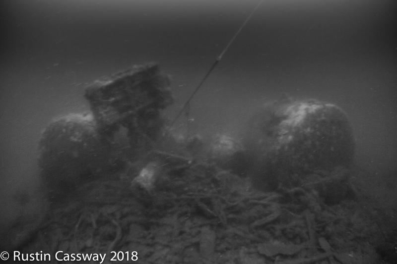 Uklart svart-hvitt bilde av dampkjeler på skipsvrak under vann. (Foto/Photo)
