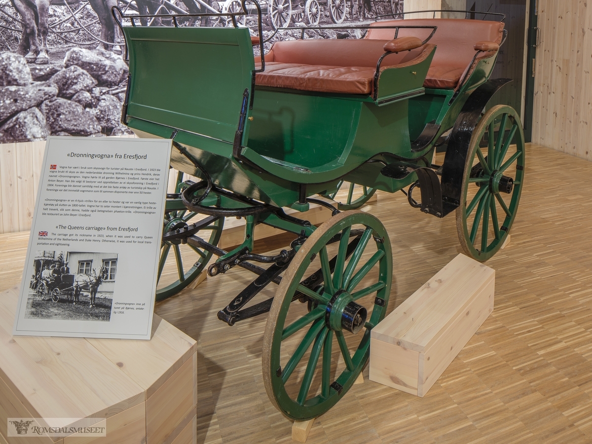4-hjuls vogn for to hester til persontransport. To framovervendte hovedseter og kuskesete bak.