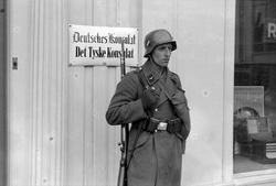 Tysk soldat holder vakt utenfor det tyske konsulat