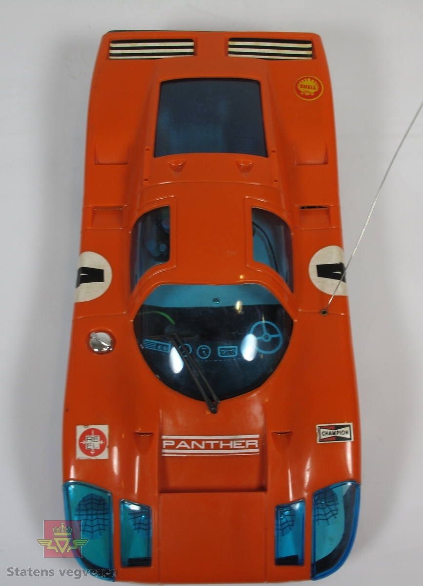 Miniatyr, lekebil i eske. Laget hovedsakelig av papp med bilde av bilen. Primært er bilen oransje, men den har tallet 4 på dørene og er radiostyrt. Skala 1:10.