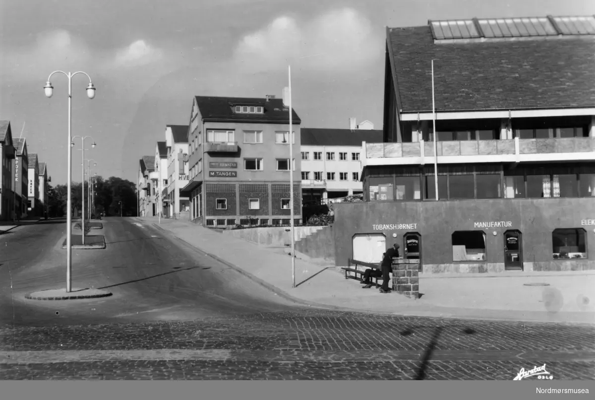 "Kristiansund. Harstad, Oslo 53, T 46" Foto fra Kaibakken og Rådhusplassen i Sentrum på Kirkelandet i Kristiansund. Fra Paulsen-samlingen, ved Nordmøre museums fotosamlinger.