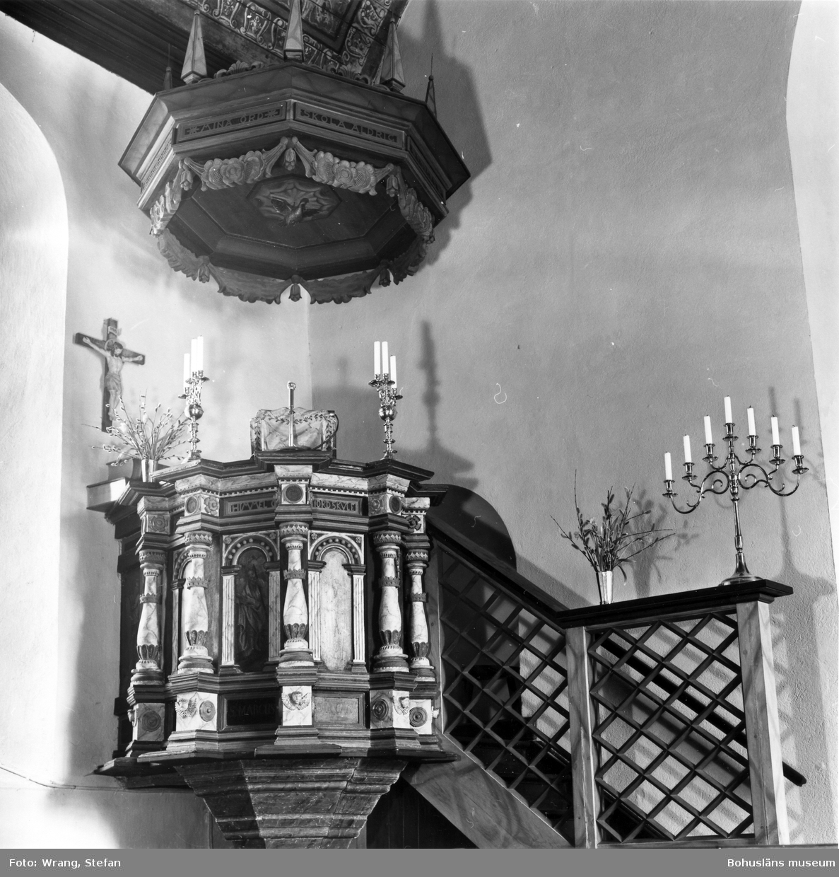 Text till bilden: "Naverstads kyrka. Predikstol från 1600-talet".