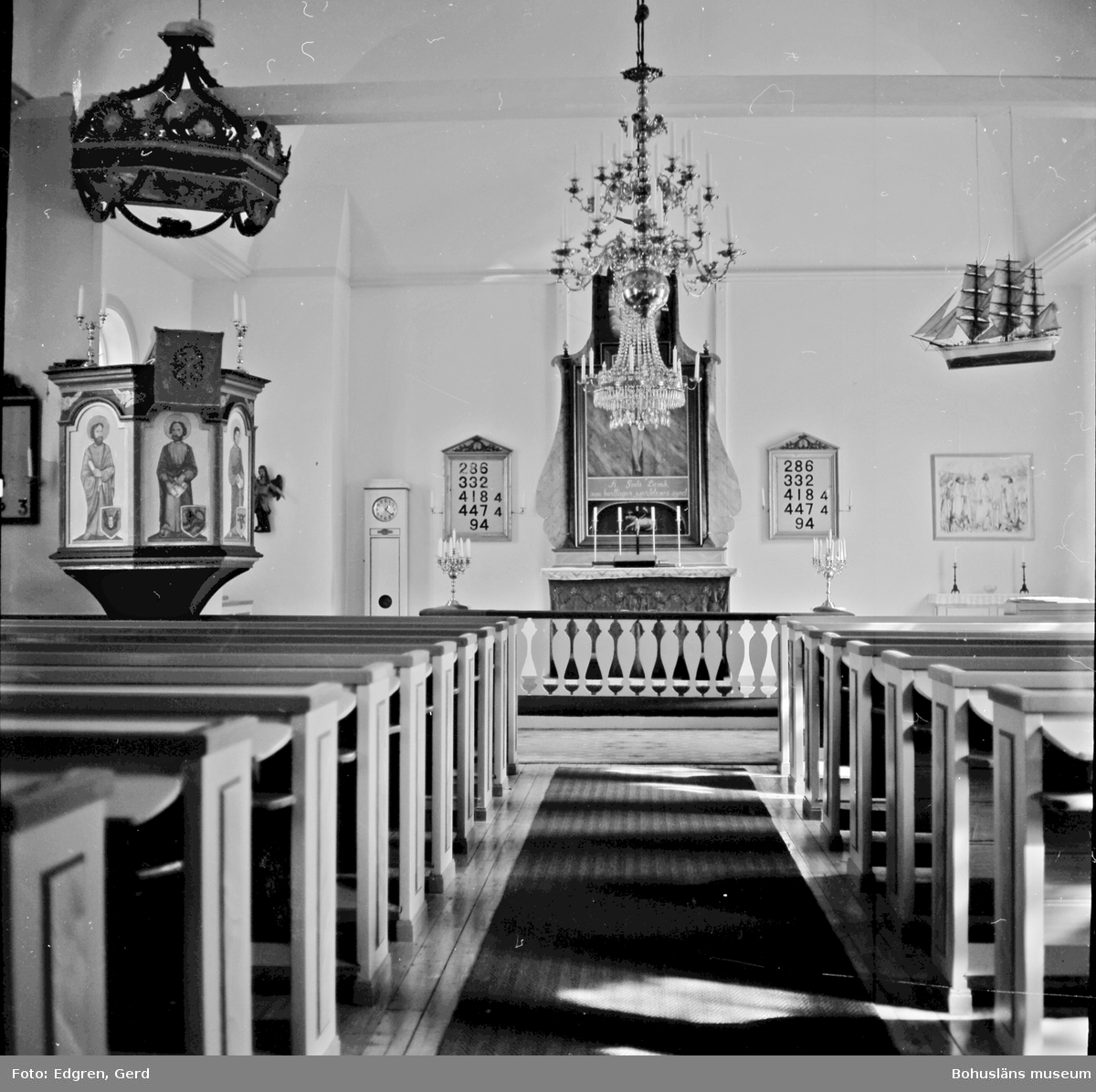 Text till bilden: "Gullholmens kyrka. Interiör mot öster".