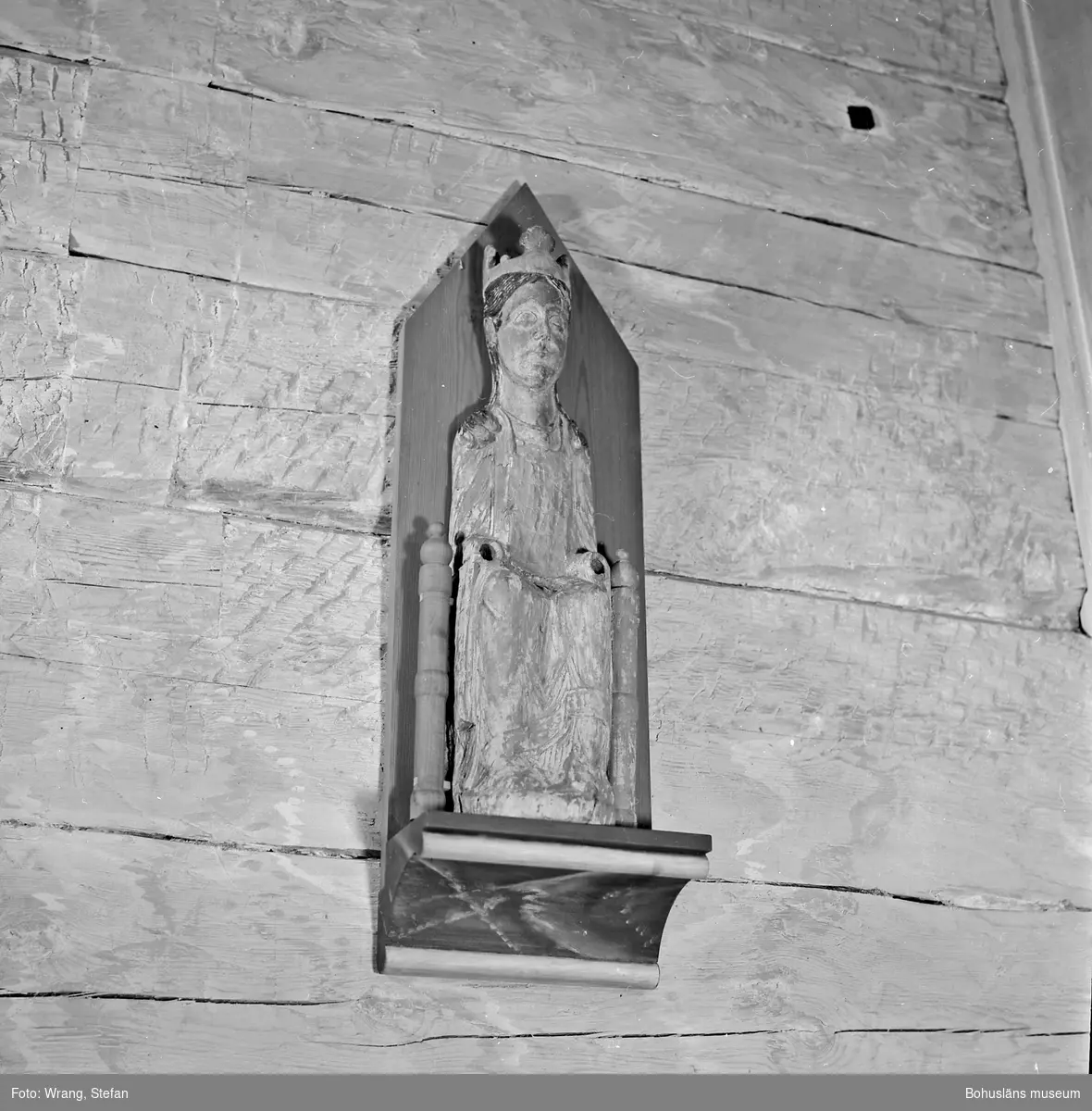 Text till bilden: "Mo kyrka. Mariaskulptur från tidigt 1200-tal".