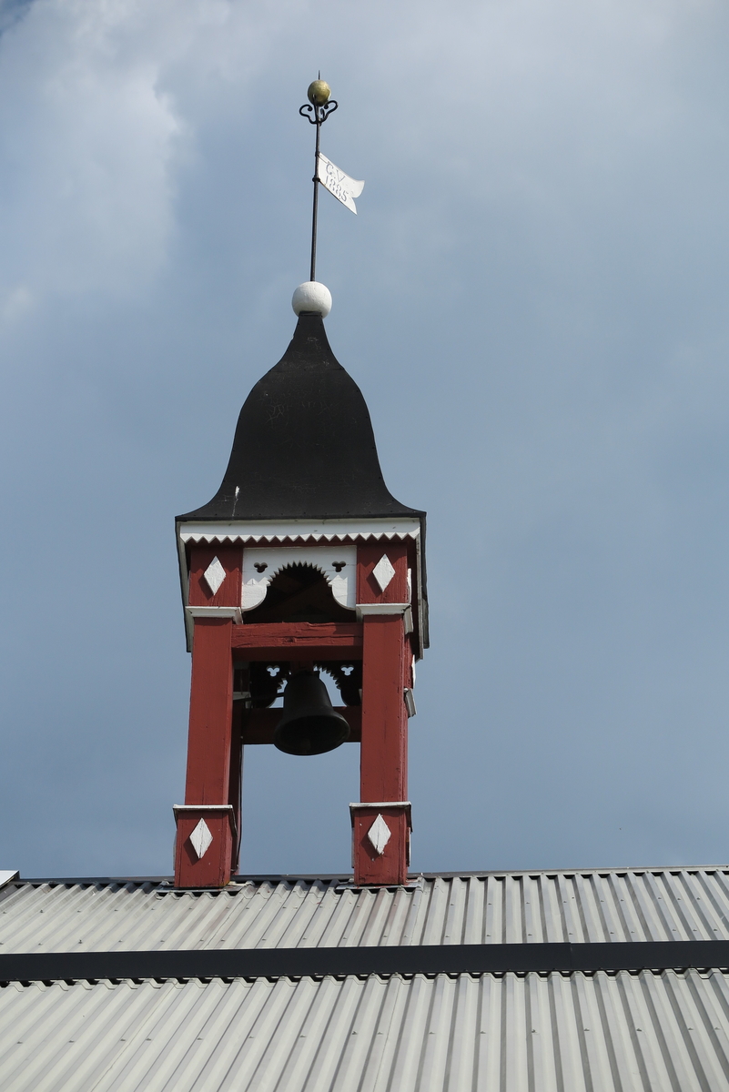 Klokketårnet på Nyhus står på låven. Tårnet er i sveitserstil med innslag av klassisisme, og har buet telttak. Det er i god stand.