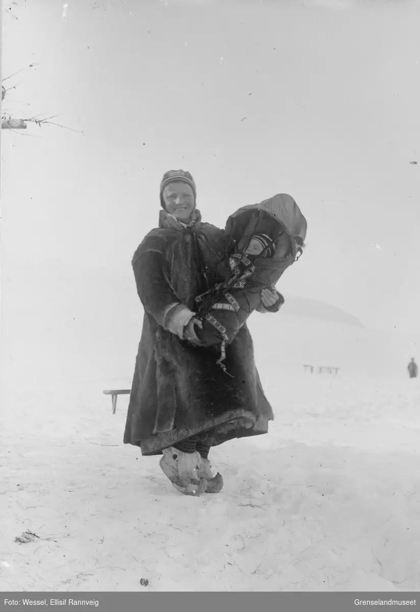 Marit Banne med datteren Inga i komse vinteren 1897.