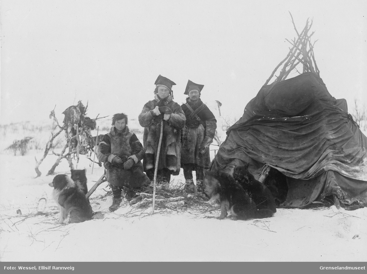 Reindriftssamer ved lavvoen sin ovenfor Langfjorden, Sandnes, vinteren 1897.