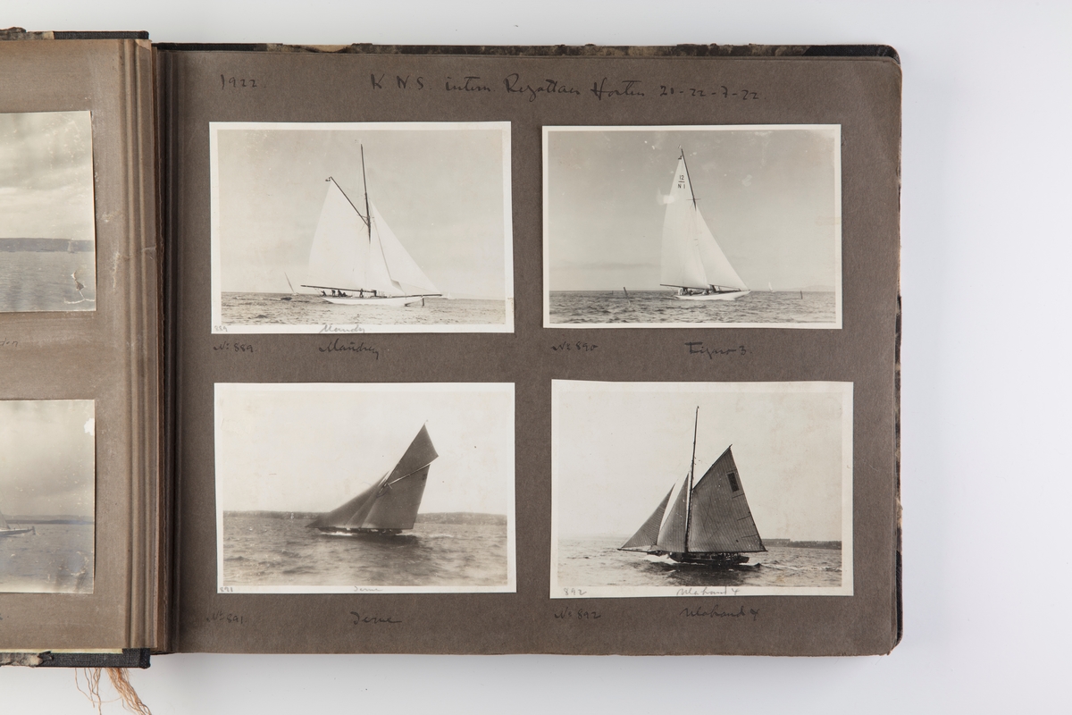 Album med fotografier av seilbåter fra regattaer i 1922-1924.