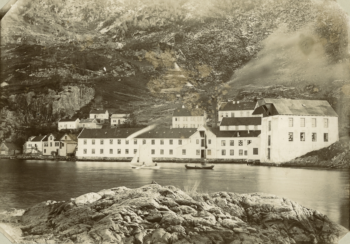 Salhus Tricotagefabrik er ein tidlegare trikotasjefabrikk i Salhus, rundt to mil frå Bergen sentrum. Fabrikken var i drift frå 1859 til 1989, og produserte undertøy i ull og bomull, strømper, islendarar, sport- og fritidsklede. No held Tekstilindustrimuseet til i fabrikklokala.