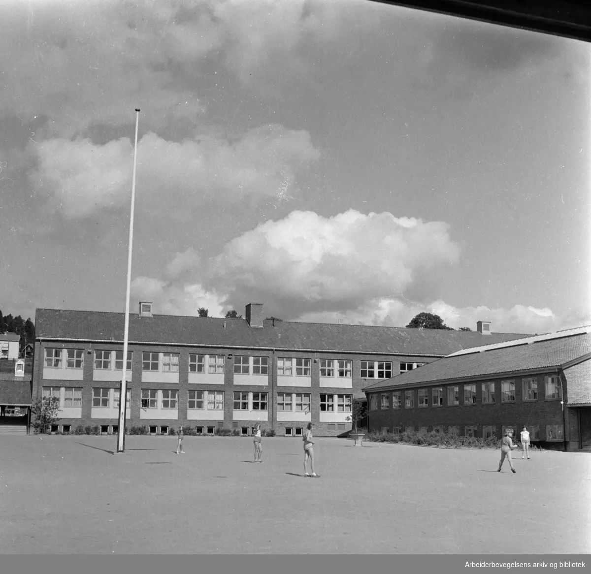 Årvoll skole. Eksteriør. September 1957