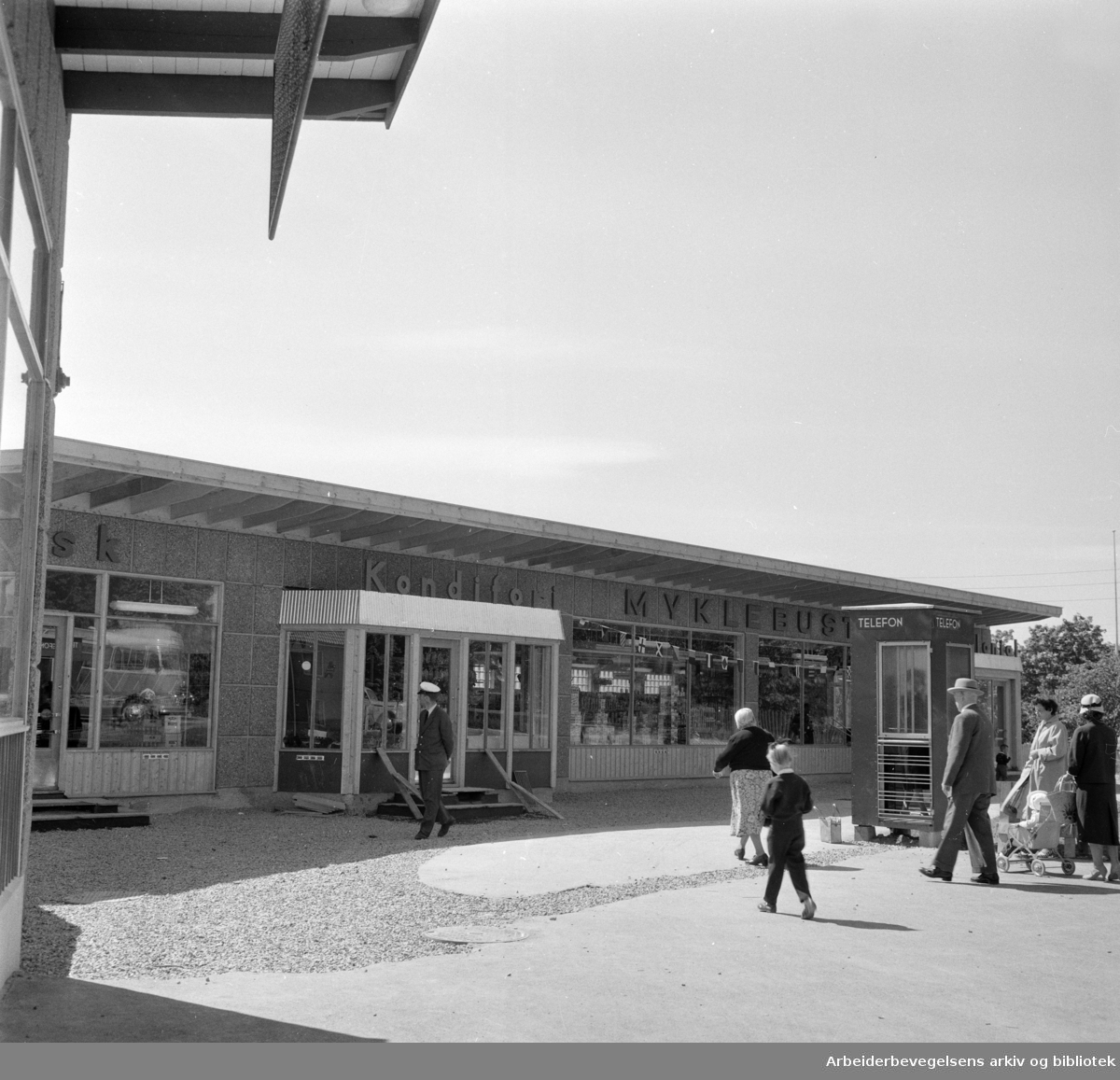 Årvoll butikksentrum åpnes. Juni 1959