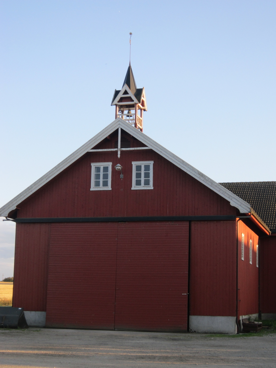 Klokketårnet på Arneberg søndre er i sveitserstil, og har kryssformet saltak med kjegleformet midtparti. Det er i god stand, men med noe malingsslitasje. Tårnet står på låven. Låven og tårnet ble bygget i 1997. Tårnet har en værhane med en sol og påskriften «GOS 1997». Påskriften refererer til navnet på eierne, Gerd og Ola Stenberg, samt byggeåret. Johan Skogsrud har stått for tømrerarbeidet.