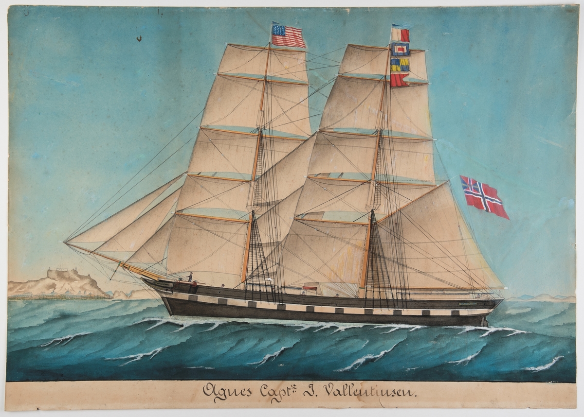 Brigg 'Agnes' Seiler mot venstre for babords halser. Full seilføring. Fortoppen amerikansk flagg, stortoppen kjenningssignal HWLB. Unionsflagg. Dobbelte mersseil